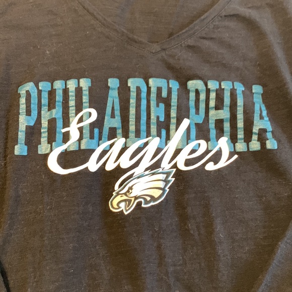 🏈Philadelphia Eagles Vneck, long sleeve tee - Picture 4 of 4